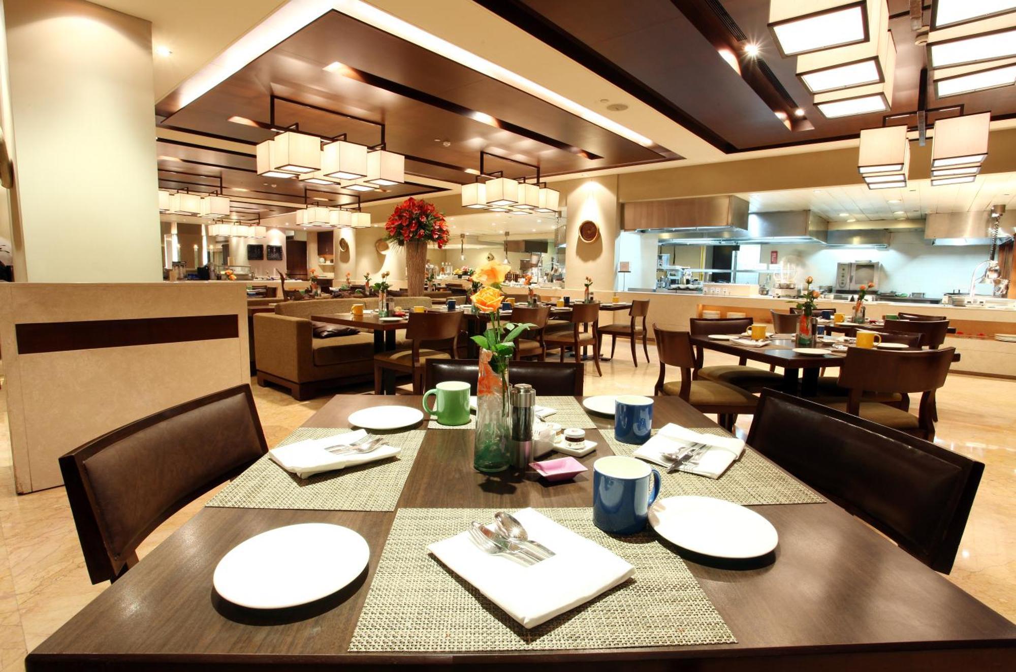 Hotel The Lalit Nueva Delhi Exterior foto The interior of the restaurant