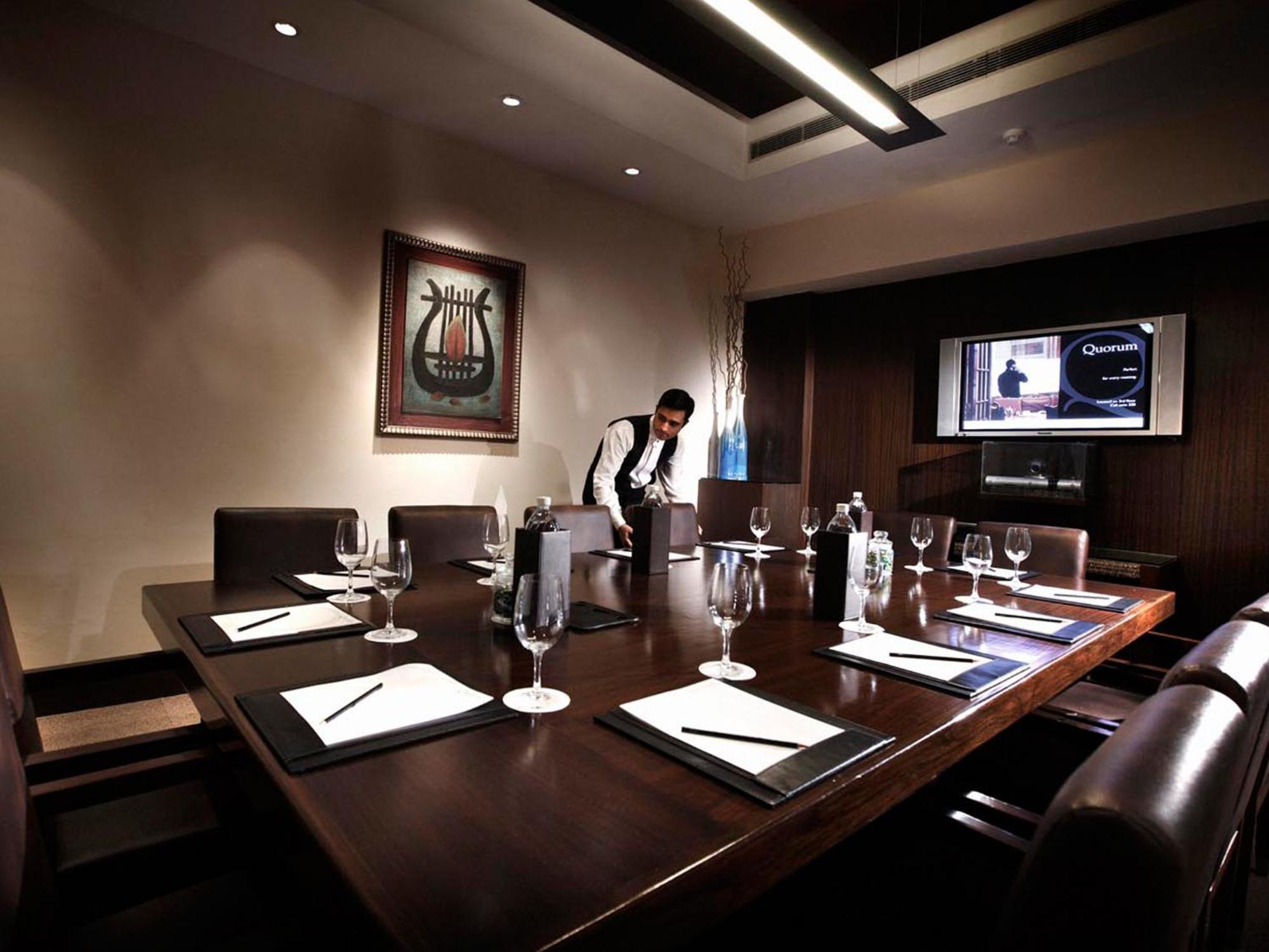 Hotel The Lalit Nueva Delhi Exterior foto A meeting room at the hotel